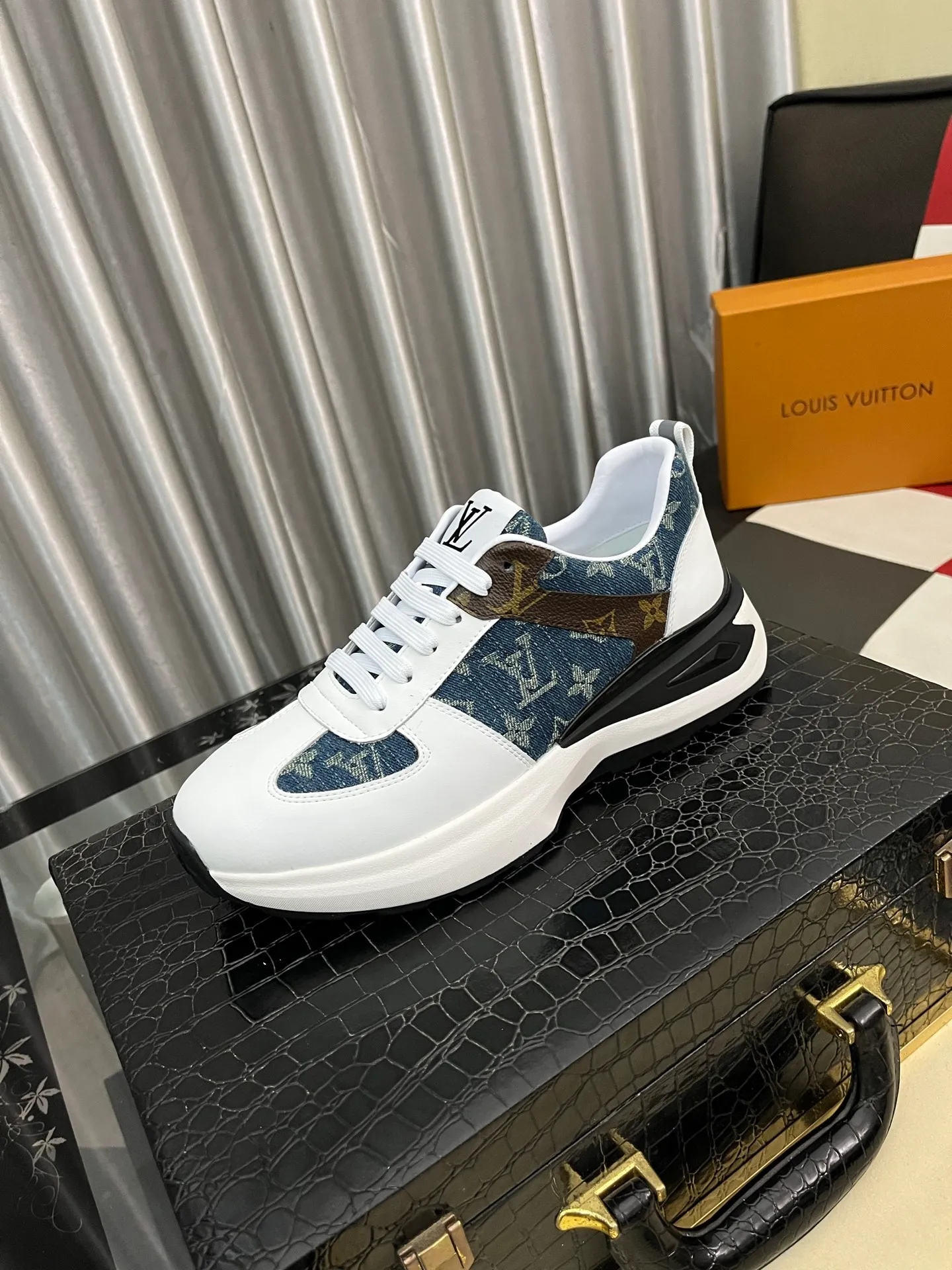 Men's shoes 💰458⌚️⌚️《Louis vuitton/LV Louis Vuitton》original quality.~ Unique modern style sneakers. 🏃A must-have casual shoe for trendy men😍😍 Original brand imported from Italy, imported original leather, cowhide lining (refuses to discolor and grind feet) sole: original sole provided by the original factory, French lazy style design ⚠️Fit to the feet, original quality, super comfortable original sole. Code number: 38-442️⃣Colors available